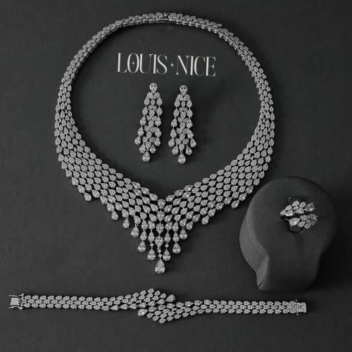 طقم زركون فضي بدقة الألماس