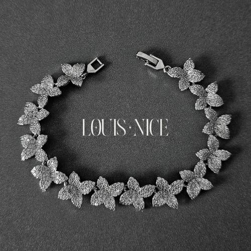 طقم زركون فضي بدقة الألماس