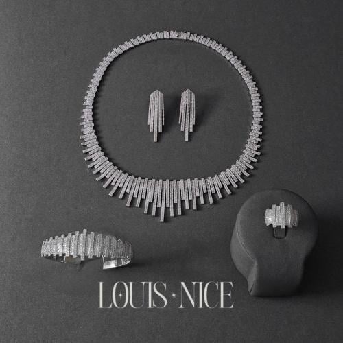 طقم زركون فضي بدقة الالماس