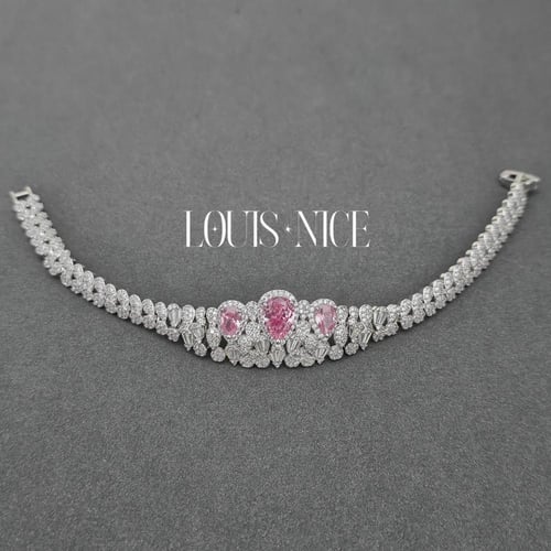 طقم زركون باللون الفضي والوردي بدقة الألماس