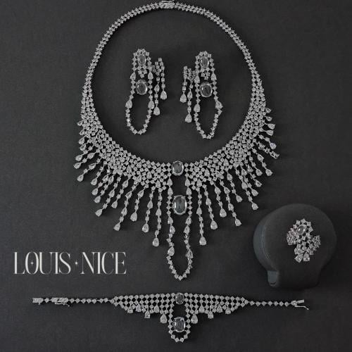 طقم زركون فضي بدقة الألماس