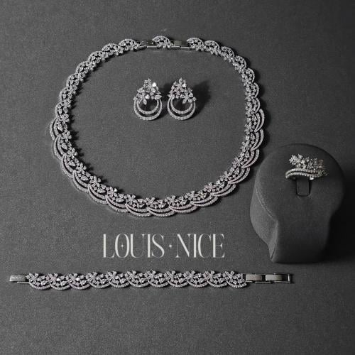 طقم زركون فضي بدقة الالماس