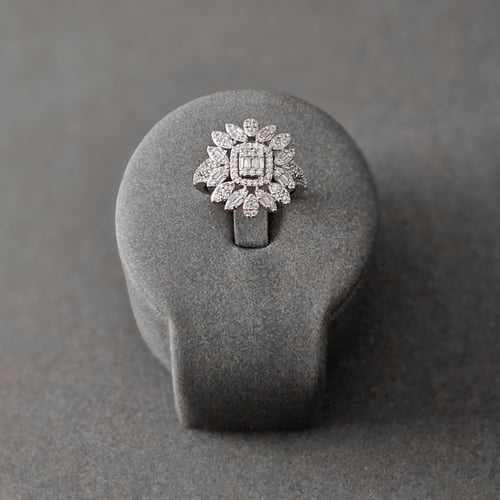 طقم زركون فضي بدقة الألماس