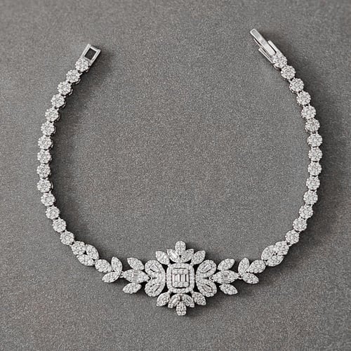 طقم زركون فضي بدقة الألماس