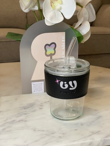 كوب بطباعة على الجلد