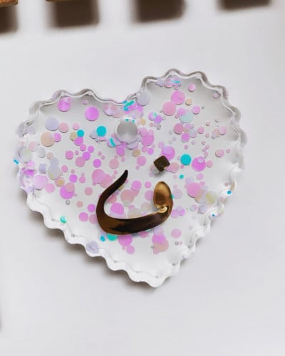 تعليقة حرف ذهبي (ف)