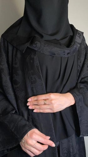 عبايه صيفيه جاكار منقوش خفيف بقصه البشت ..