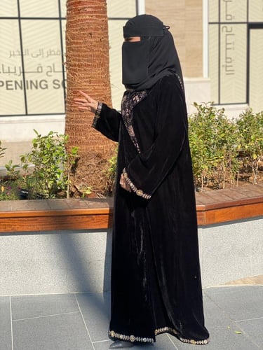 عبايه السديري مخمل سوداء نص كلوش بحاشيه من الازاج...