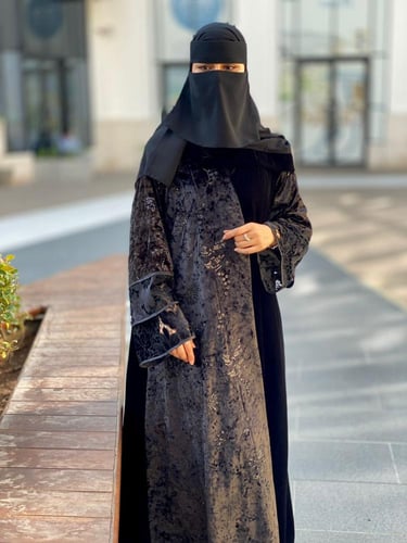 عبايه بقصه مستقيمه مبطنه يتداخل فيها المخمل والدان...