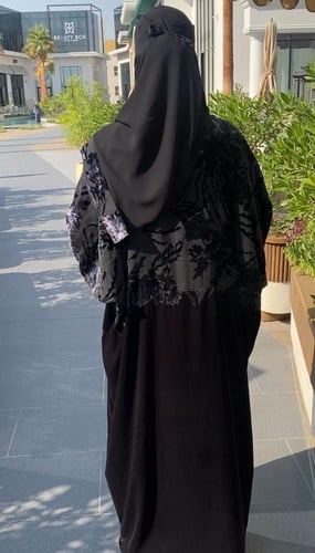 عبايه المخمل الاسود مع الشيفون ممزوج بين اللون الر...