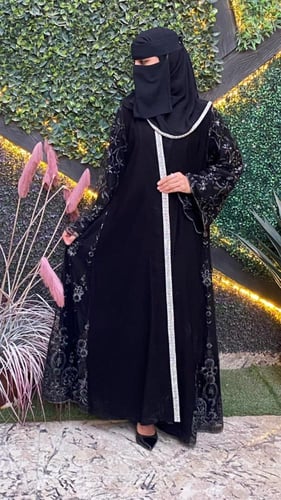 عبايه كريب سوداء بقصه a lina بتدخيلات القماش المطر...