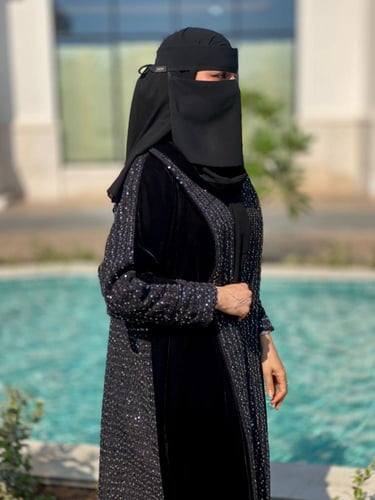 عبايه بقصه مستقيمه مبطنه يتداخل فيها المخمل والشان...