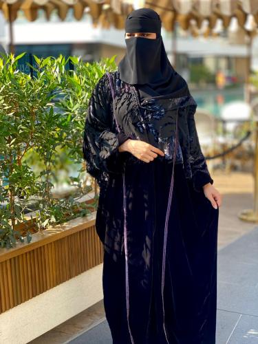 عبايه المخمل الاسود مع الشيفون ممزوج بين اللون الر...