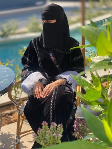 عبايه مخمل ربع كلوش بازياج من التُل المشكوك باكمام...