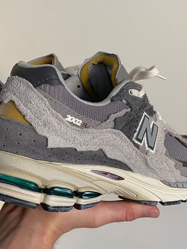 NEW BALANCE 2002R