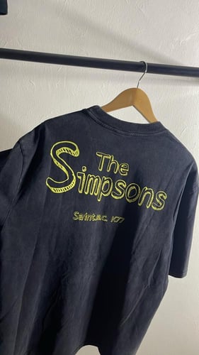 تيشرت اسود مغسول برسمه قصه boxy