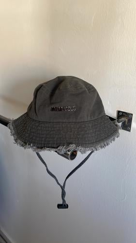 بوكيت هات- رمادي