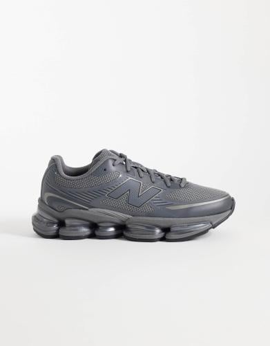 New Balance 2000 trainers in dark grey