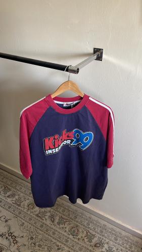 تيشرت اسود بطبعة