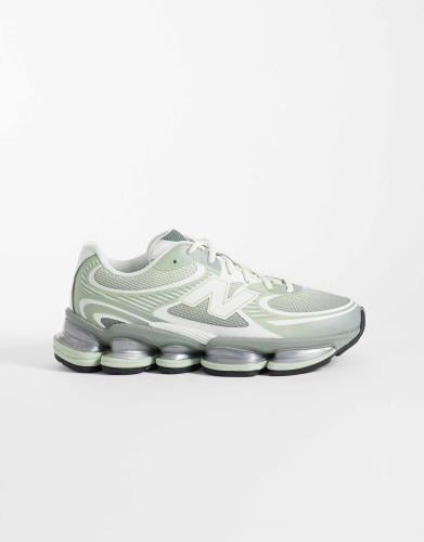 New Balance 2000 trainers in light green