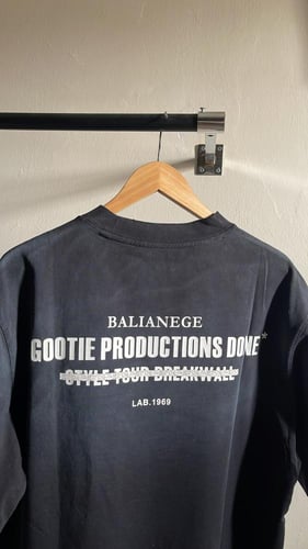 تيشرت اسود بكتابه ابيض