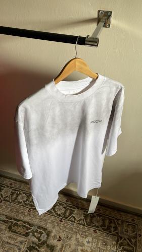 تيشرت ابيض بكتابه ابسود