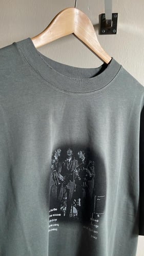 تيشرت رمادي بطبعه