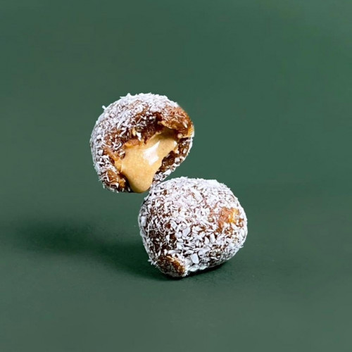 معمول تمرية بحشوة طحينة مغطاه بجوز الهند