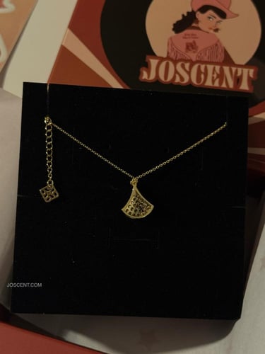 قلادة ذهبي أو فضي