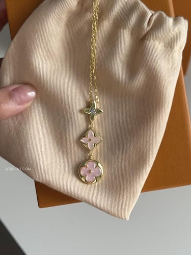 قلادة إل في ذهبي مع لمسة وردية