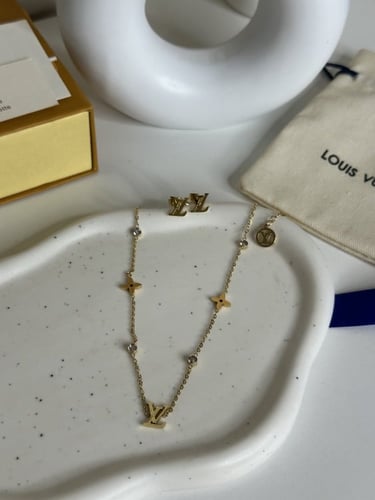 سلسال مع حلق لويس فيتون