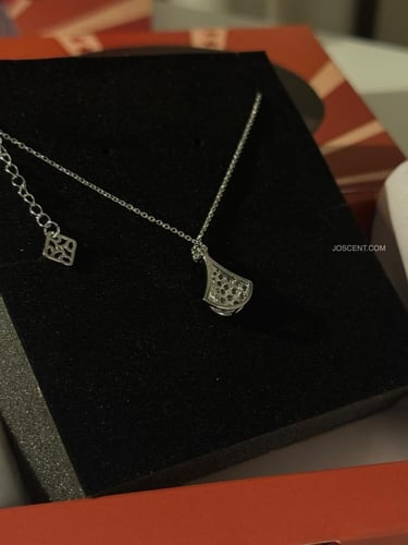 قلادة ذهبي أو فضي