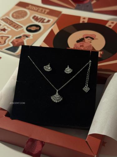 طقم قلادة وأقراط ذهبي أو فضي