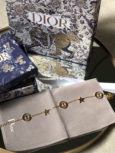 إسوارة مستوحاة من ديور - ذهبي