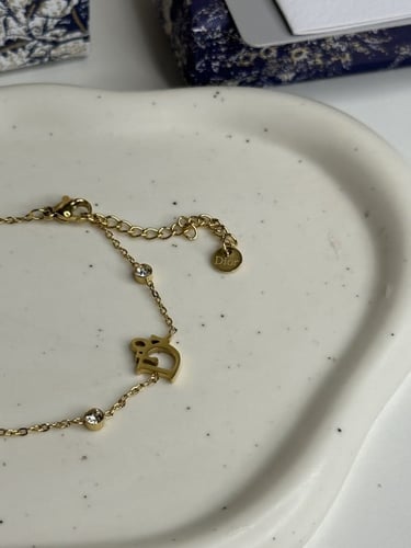 إسوارة مستوحاة من ديور - ذهبي