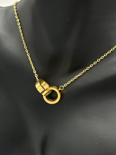 سلسال مع حلق كارتيه ذهبي