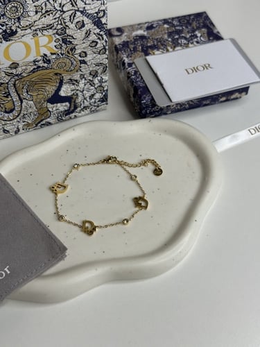 إسوارة مستوحاة من ديور - ذهبي