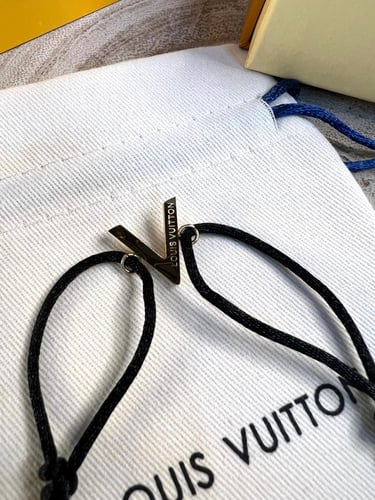 اسوارة لويس فيتون ذهبي