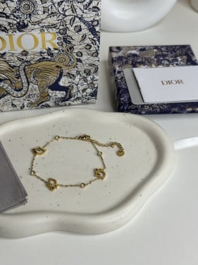 إسوارة مستوحاة من ديور - ذهبي