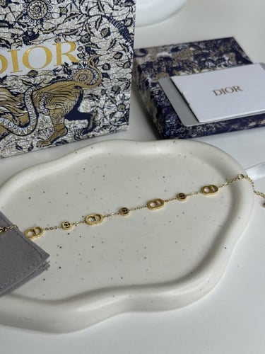 إسوارة مستوحاة من ديور - ذهبي