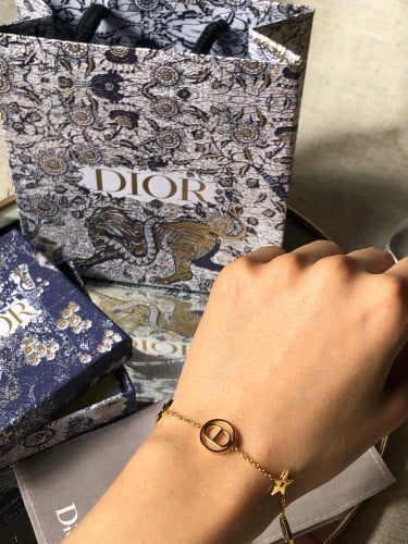 إسوارة مستوحاة من ديور - ذهبي