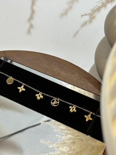 سلسال مع حلق LV