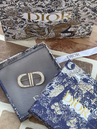 بروش Christian Dior فضي وذهبي