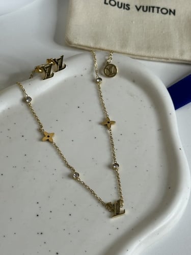 سلسال مع حلق لويس فيتون