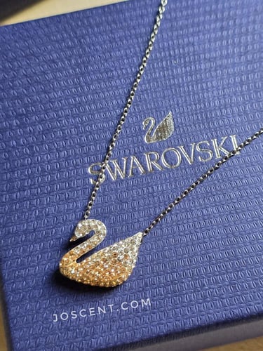 سلسال البجعة الكريستالي بتدرجات ذهبية ساحرة