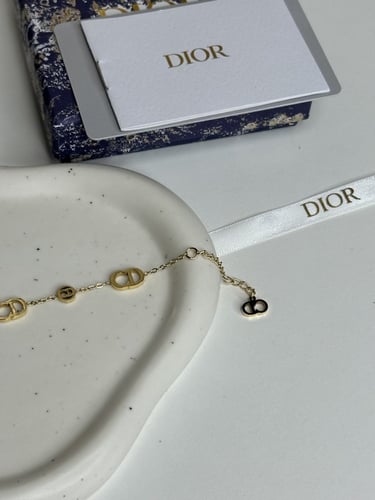 إسوارة مستوحاة من ديور - ذهبي