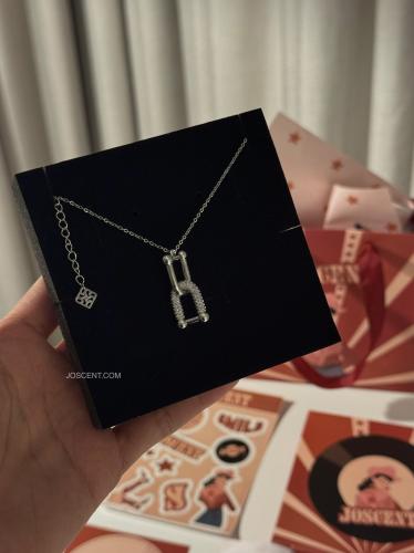 قلادة ذهبي أو فضي