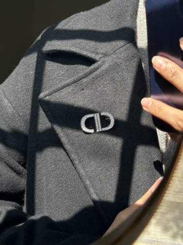 بروش Christian Dior فضي وذهبي