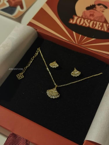 طقم قلادة وأقراط ذهبي أو فضي