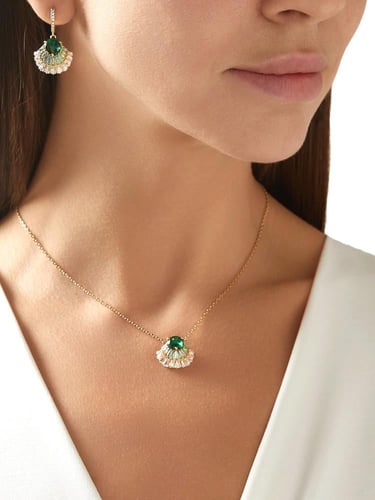 قلادة إيديليا بتصميم الصدفة